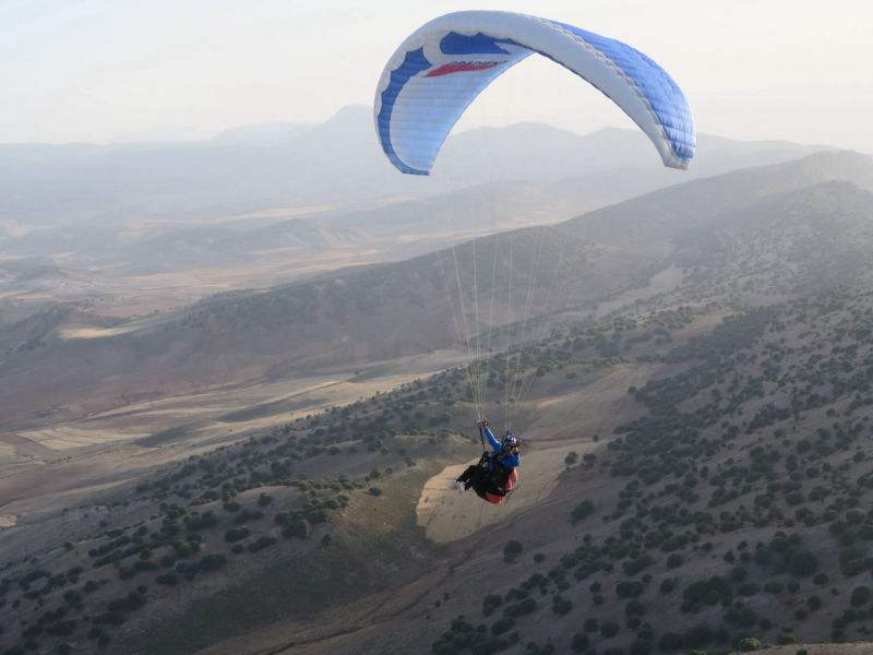 Zouhair survolant Guigou dans la région de Fès