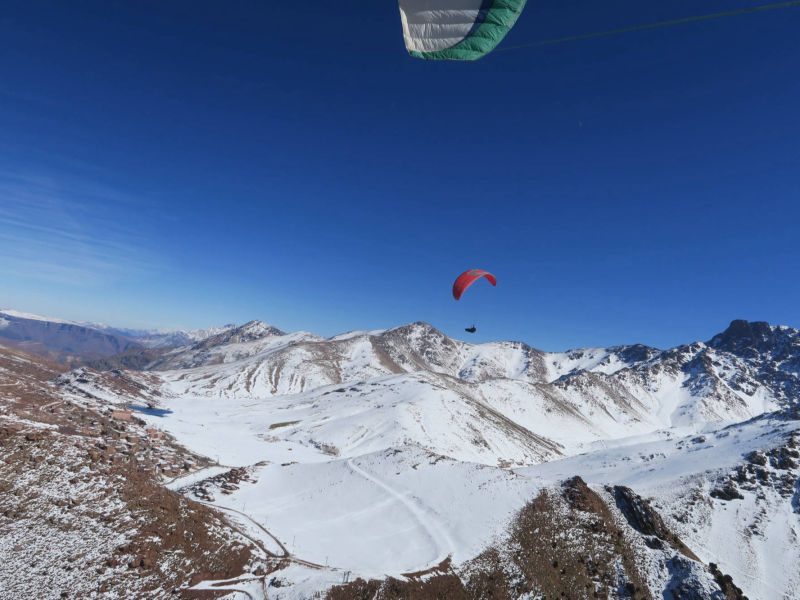 Hassan volant au dessus d'Oukaimden près de Marrakech